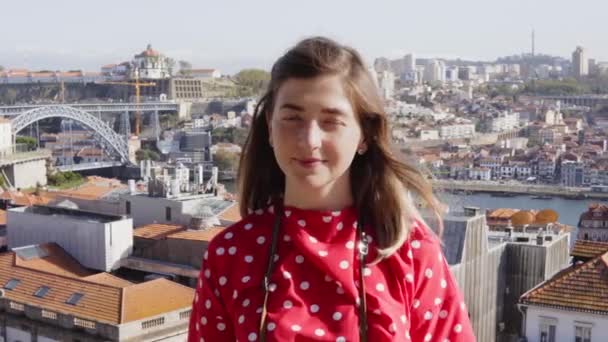 Vrouw toeristisch portret en panoramisch uitzicht op de oude stad op de achtergrond - Video