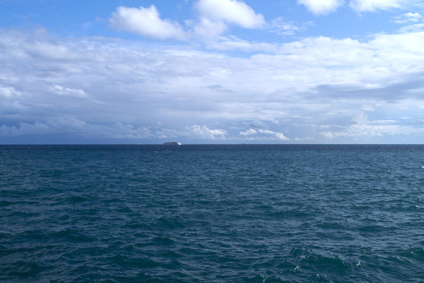 Панорамный вид на синее море, облачное небо и корабли на горизонте
 - Фото, изображение