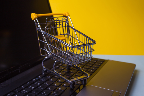 Comercio electrónico. Compras en línea, carrito de compras en el teclado portátil
. - Foto, Imagen