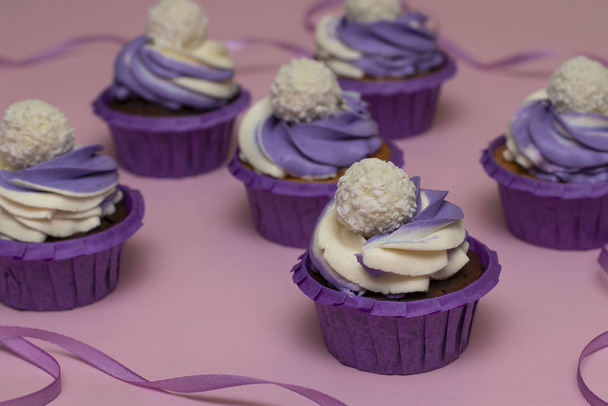 Σπιτικά cupcakes με λιλά κρέμα σε ροζ φόντο, concept για Ημέρα του Αγίου Βαλεντίνου ή γενέθλια, οριζόντιος προσανατολισμός - Φωτογραφία, εικόνα