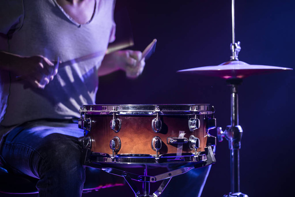ein Schlagzeuger trommelt auf blauem Hintergrund. schöne spezielle ef - Foto, Bild