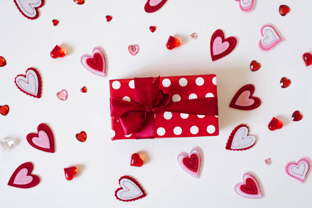 Red and white polka dot gift box with red satin ribbon and bow s - Valokuva, kuva