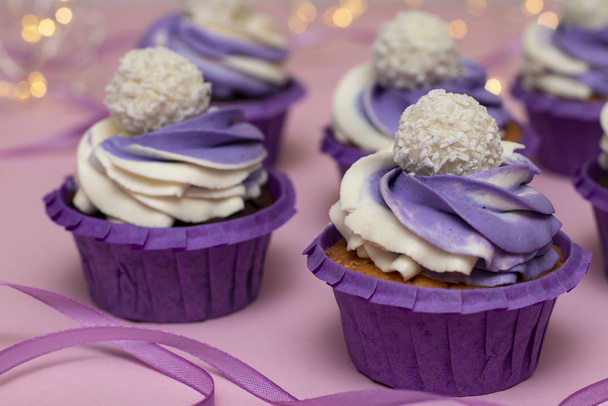 Házi készítésű sütemények lila krémmel rózsaszín alapon, fogalom Valentin napra vagy születésnapra, Szekrény - Fotó, kép