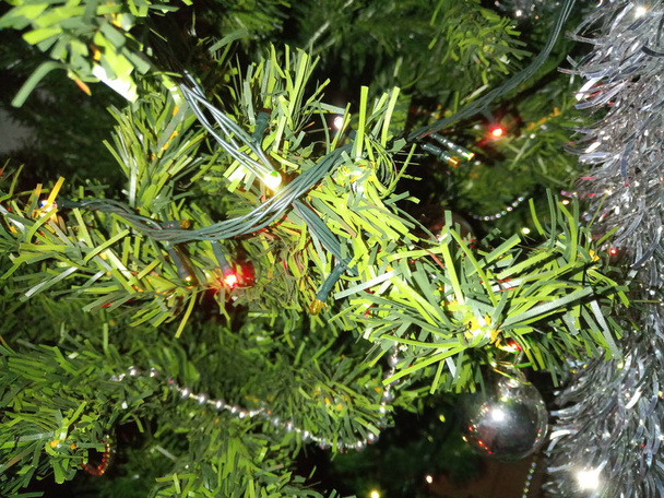 Adornos del árbol de Navidad con globos, instalación y oropel
 - Foto, Imagen