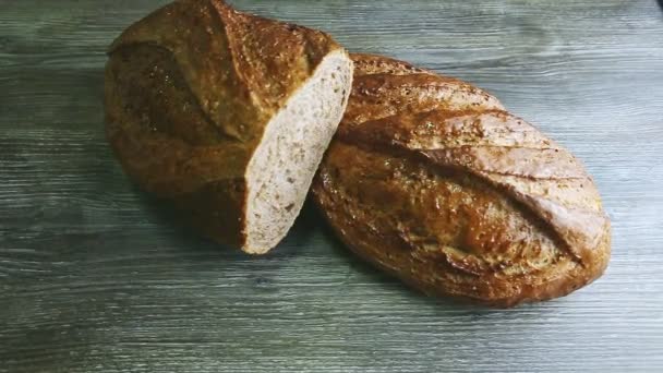 celý a půl podlouhlého pšeničného chleba pokrytého medem - Záběry, video