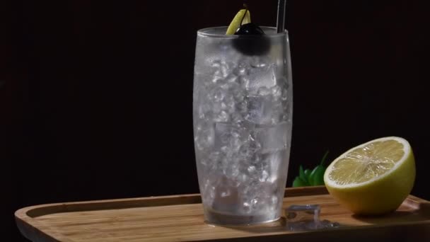 Tom Collins cocktail em um fundo preto, palha de metal eco-friendly, girar vídeo
 - Filmagem, Vídeo
