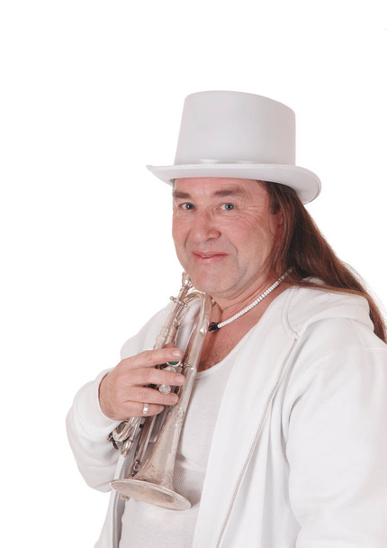 Un trompettiste debout dans une tenue blanche et un cylindre
 - Photo, image