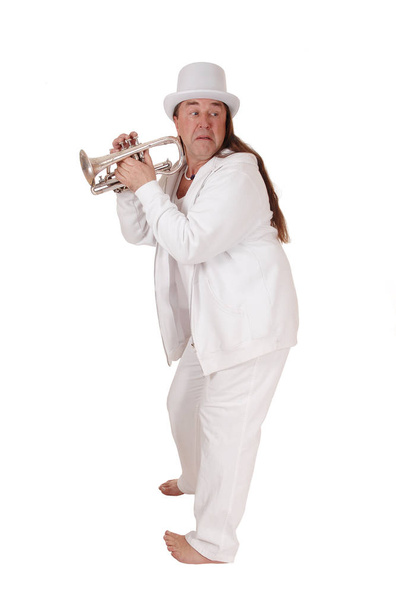 Een trompettist in een witte outfit en cilinder - Foto, afbeelding