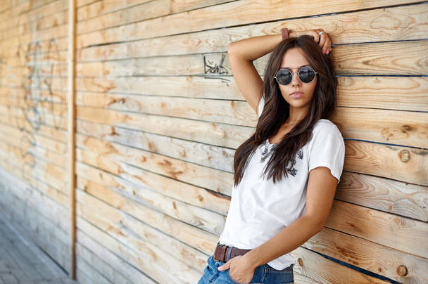 Outdoor street fashion portrait of stylish woman in sunglasses - Fotografie, Obrázek