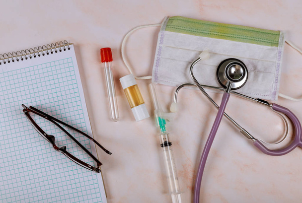 Sprzęt medyczny w okularach nad notebookiem z fonendoskopem - Zdjęcie, obraz