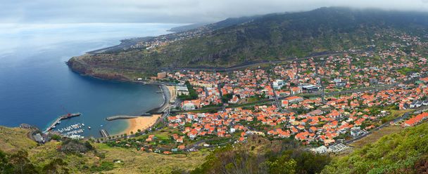 Vista panorâmica de Machico na Madeira com porto de praia e aeroporto. - Foto, Imagem