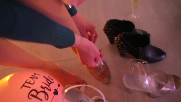 primer plano, las niñas miden zapatos en una fiesta del club
 - Metraje, vídeo
