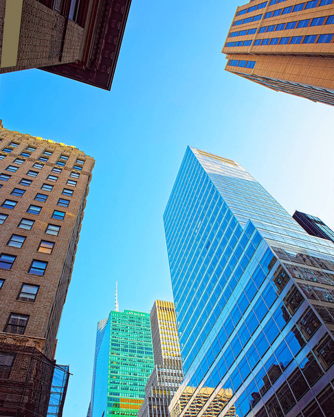 Regard vers les gratte-ciel dans le réflexe du Lower Manhattan
 - Photo, image