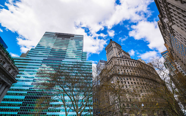 マンハッタンの高層ビルへのボトムビューNyc反射 - 写真・画像