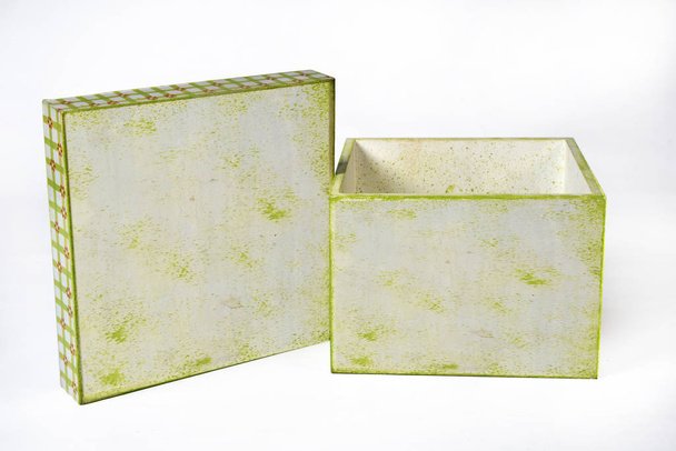 κουτί δώρου με πίνακες σε πράσινη υφή, ξύλινο κουτί mockup isol - Φωτογραφία, εικόνα