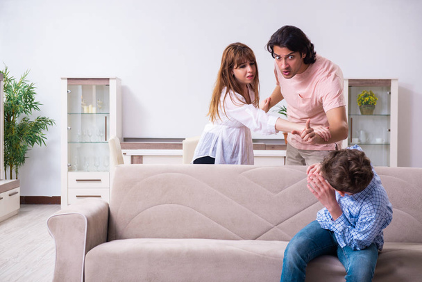 Conflicto familiar con marido, mujer e hijo - Foto, Imagen