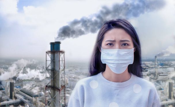 mladá žena nosit masku se znečištěním ovzduší pozadí - Fotografie, Obrázek