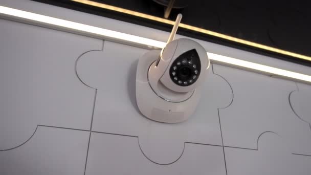 オフィスの閉鎖の天井に固定された無線監視カメラ - 映像、動画