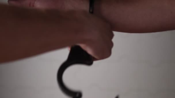 Handschellen für einen Verbrecher, der sich nicht wehrt - Filmmaterial, Video