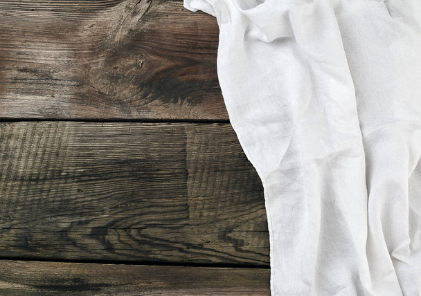 λευκή γκρι πετσέτα κουζίνας διπλωμένη σε γκρι ξύλινο τραπέζι f - Φωτογραφία, εικόνα