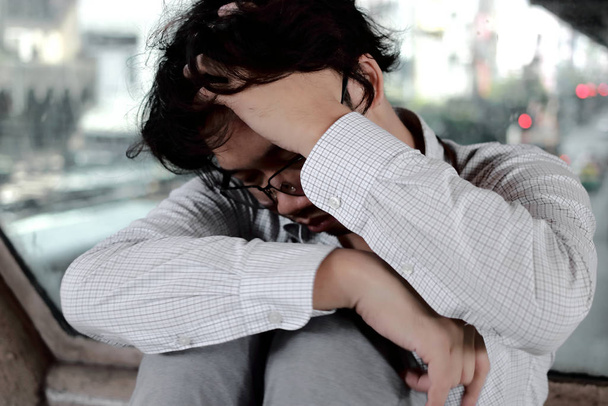 Розчарований азіатський комерсант, який страждає від стресу або головного болю. - Фото, зображення