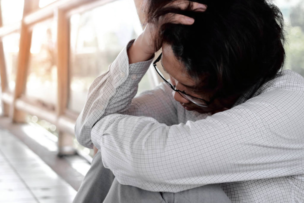 Nervózní a frustrovaný Asijské obchodní člověka v depresi - Fotografie, Obrázek