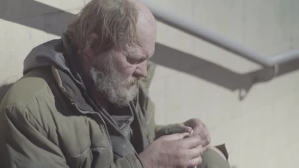 Beggar homeless man tramp. Poverty. Vagrancy. Kyiv. Ukraine. - Záběry, video