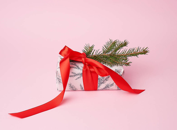 roze gewikkelde geschenkdozen en gebonden met een rode strik - Foto, afbeelding