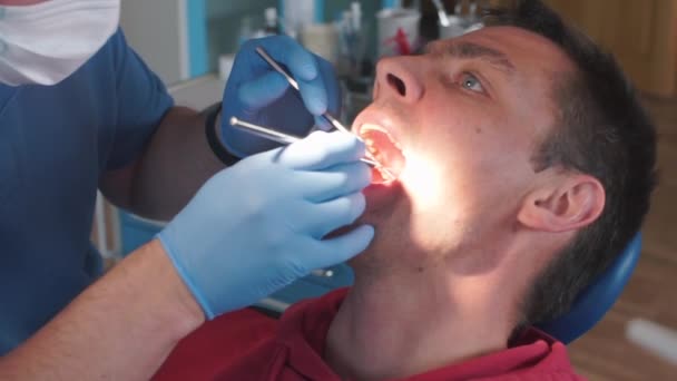 dentist checks teeth at army soldier - Кадры, видео