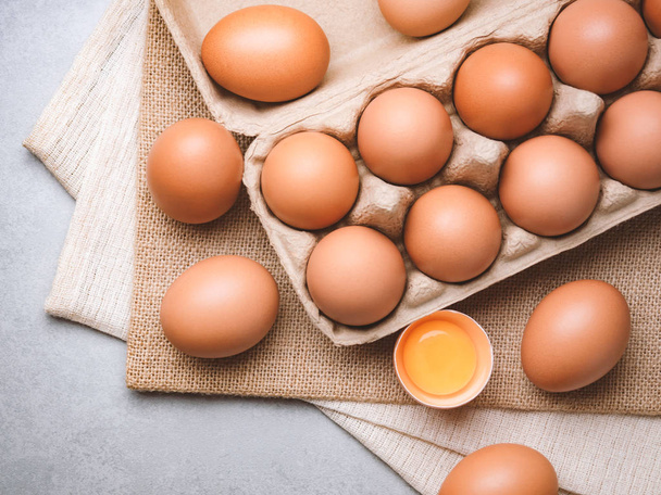 Huevos de pollo ecológicos ingredientes de alimentos concepto
 - Foto, Imagen
