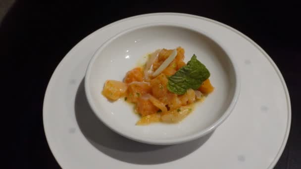 Thajský salát z lososa, pikantní a intenzivní na rotujícím bílém poháru - Záběry, video