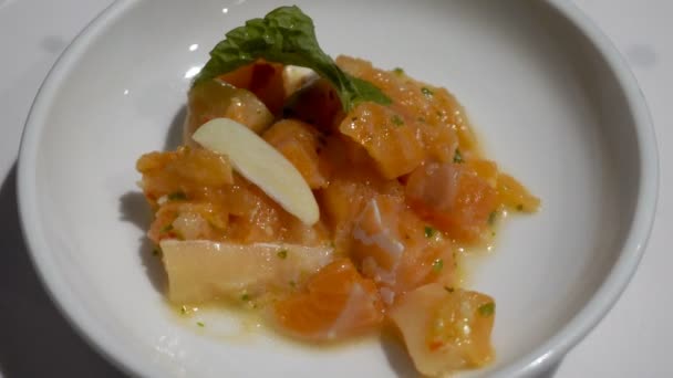 Thajský salát z lososa, pikantní a intenzivní na rotujícím bílém poháru - Záběry, video