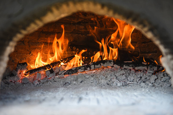 krb s dřevem spalování hliněných kamen oheň doma v w - Fotografie, Obrázek