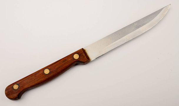 白い背景に木製のハンドルを持つ古いヴィンテージナイフ。閉じろ!. - 写真・画像
