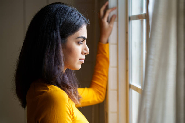 Персидская женщина смотрит в окно
 - Фото, изображение