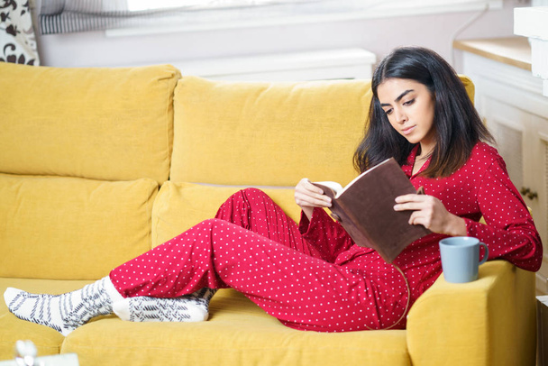 Жінка вдома має чай і читання
 - Фото, зображення
