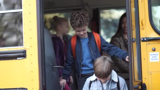 Kleine leerlingen die afscheid nemen van de buschauffeur - Video