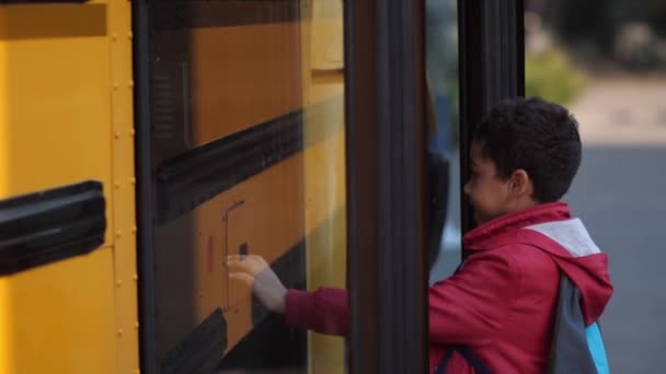 Schoolbusdeuren openen voor scholieren - Video