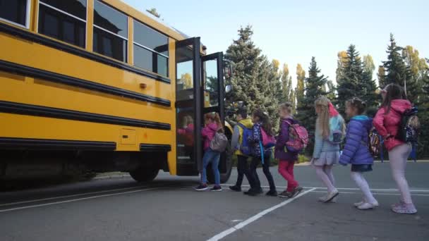 Grundschüler steigen in Schulbus ein - Filmmaterial, Video