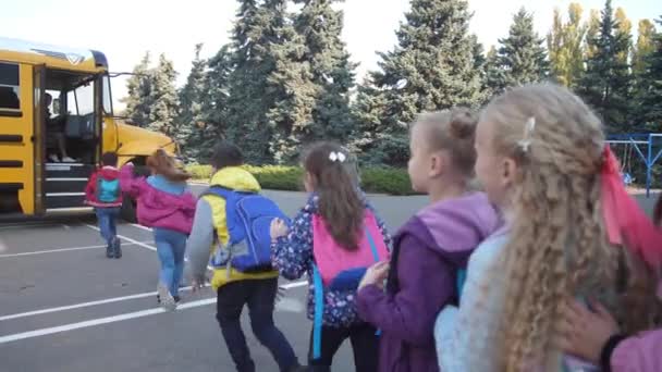 Alumnos regocijándose al final de las clases corriendo al autobús
 - Metraje, vídeo