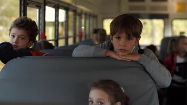 Schüler warten am Schulbus auf Heimfahrt - Filmmaterial, Video