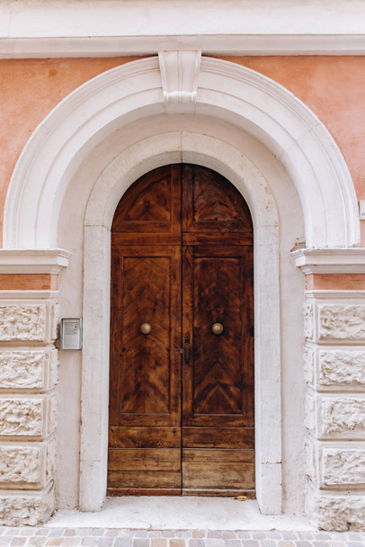 The old wooden door to the Church - Foto, imagen