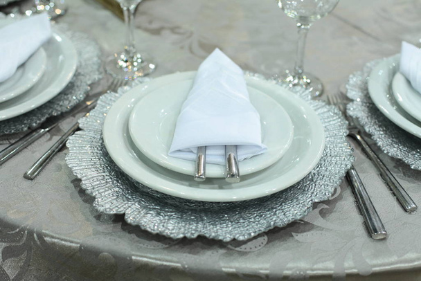 Cadre de table avec verres, assiettes, serviettes et nourriture
 - Photo, image