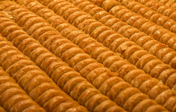 Bonbons orientaux dans une large gamme, baklava, noix de cajou et pistaches sur assiettes bonbons orientaux
 - Photo, image