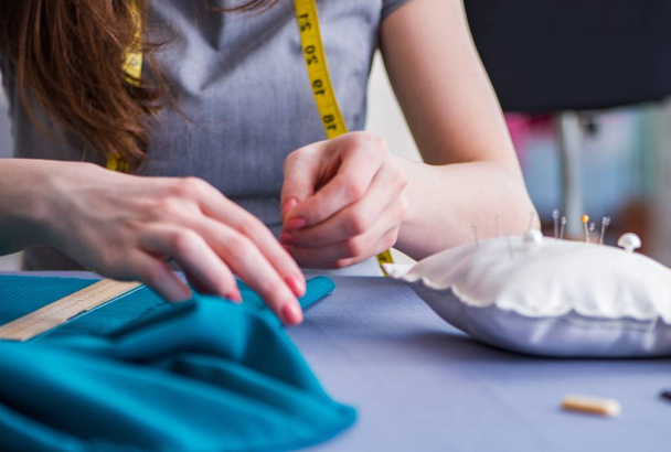 Kobieta krawiec pracuje na odzieży szycie szycia pomiaru fa - Zdjęcie, obraz