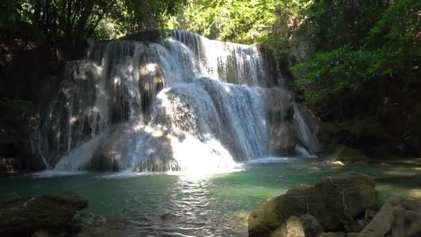 Wodospad w głębokim lesie w Huay Mae Kamin Wodospad Piękny i sławny w Khuean Srinagarindra Park Narodowy prowincji Kanchanaburi, Tajlandia. Zwolniony ruch 120 Fps - Materiał filmowy, wideo