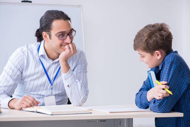 Νεαρός δάσκαλος και αγόρι στην τάξη - Φωτογραφία, εικόνα
