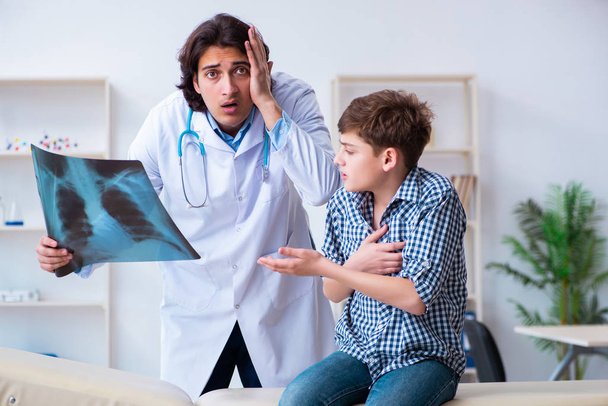 Male radiologist looking at boys images - Φωτογραφία, εικόνα