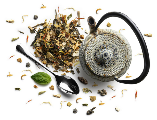 Grüner Tee mit natürlichen aromatischen Zusätzen und einer Teekanne. Draufsicht auf weißem Hintergrund - Foto, Bild