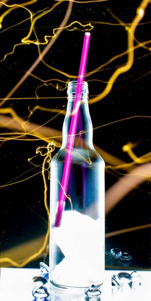 скляна пляшка на передньому плані, обрамлена світлим живописом
 - Фото, зображення